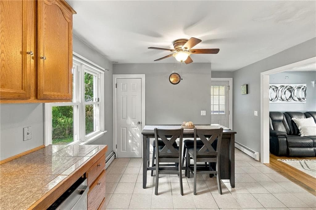 Single Family Residence at 17 Pleasant View Circle, Smithfield, photo 8 of 29