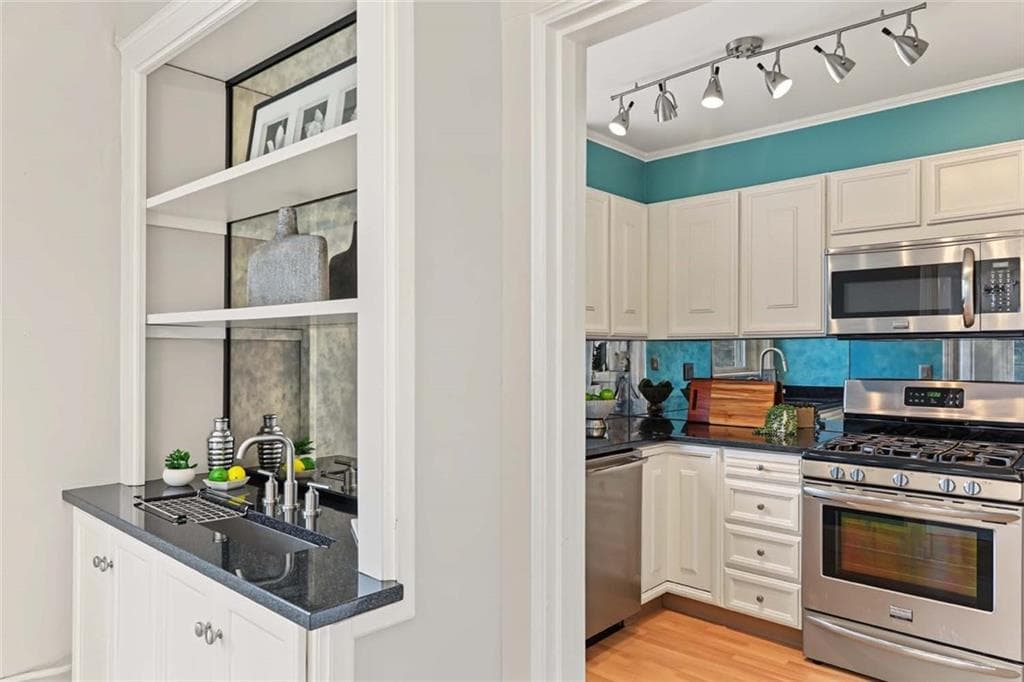 Condominium at 234 President Avenue UNIT 3, Providence, photo 17 of 37