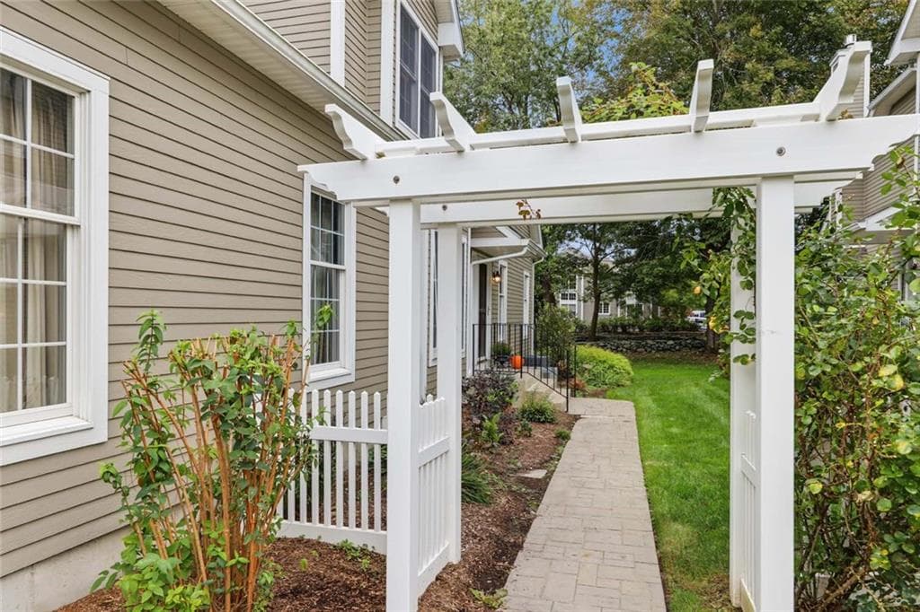 Condominium at 14 Seal Island Road UNIT 14, Bristol, photo 2 of 30