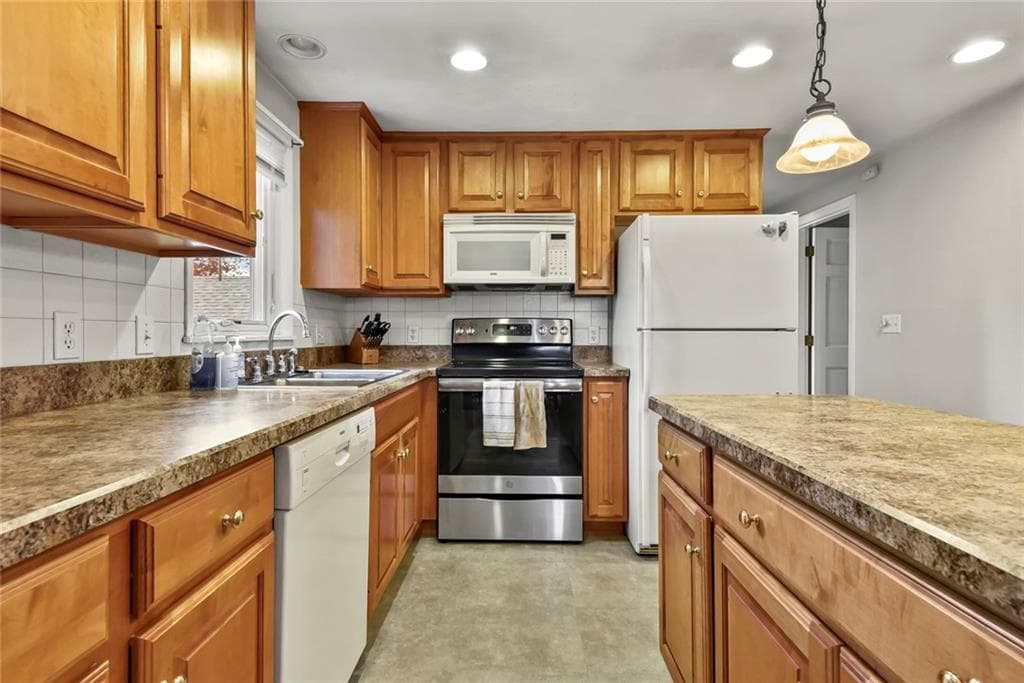 Single Family Residence at 27 Bowman Drive, Warwick, photo 6 of 30
