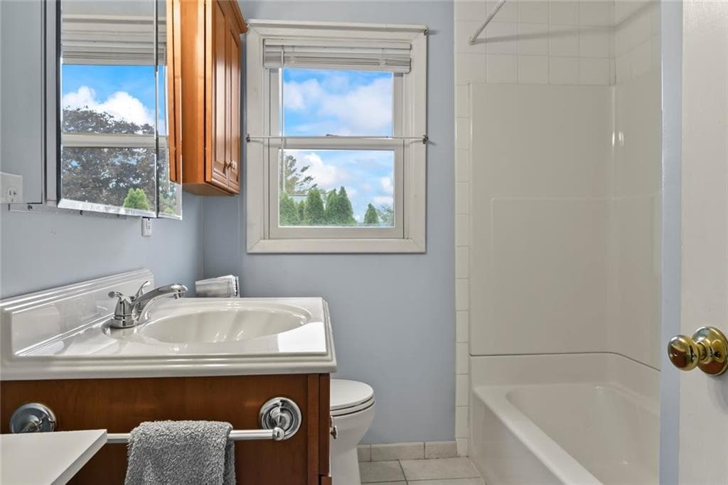 Single Family Residence at 27 Bowman Drive, Warwick, photo 16 of 30