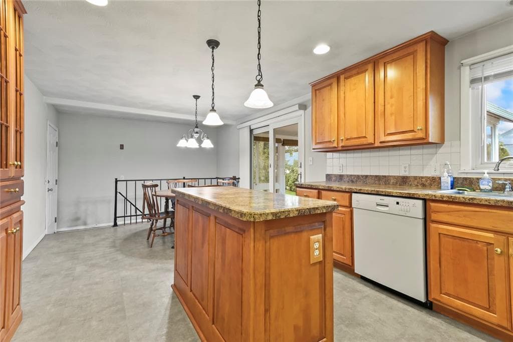 Single Family Residence at 27 Bowman Drive, Warwick, photo 7 of 30
