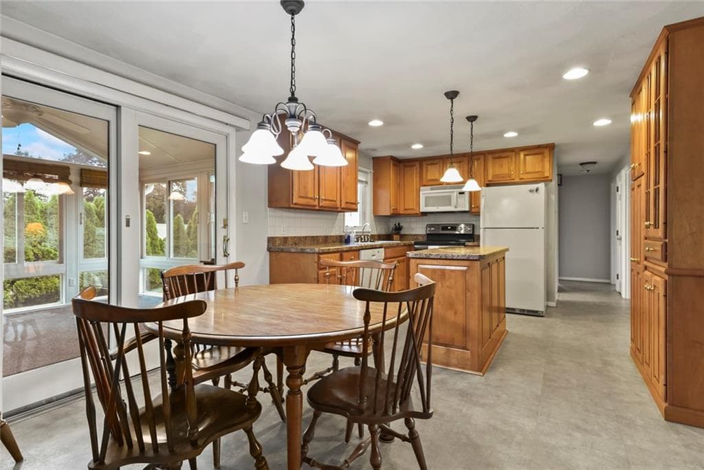 Single Family Residence at 27 Bowman Drive, Warwick, photo 8 of 30