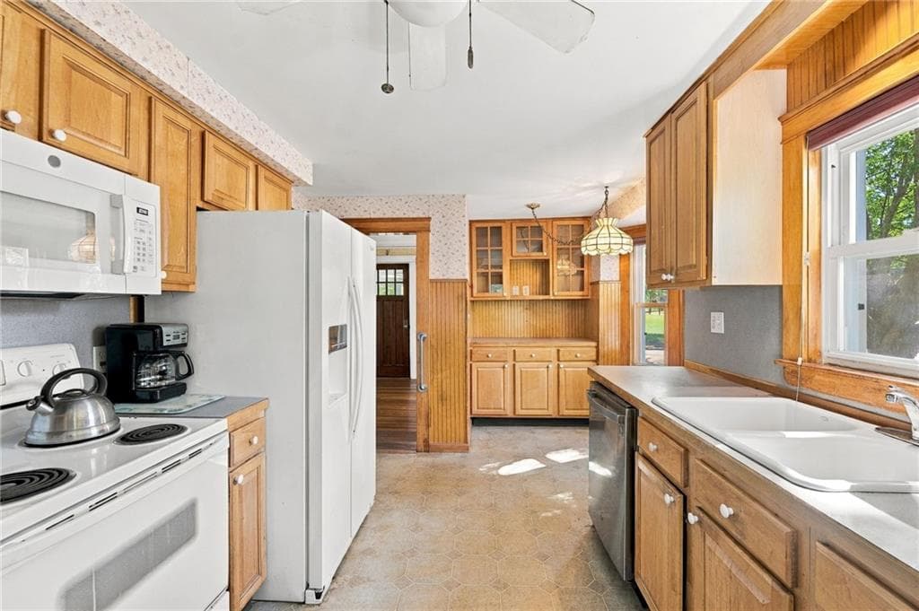 Single Family Residence at 11 Tourtelott Avenue, Warwick, photo 10 of 19