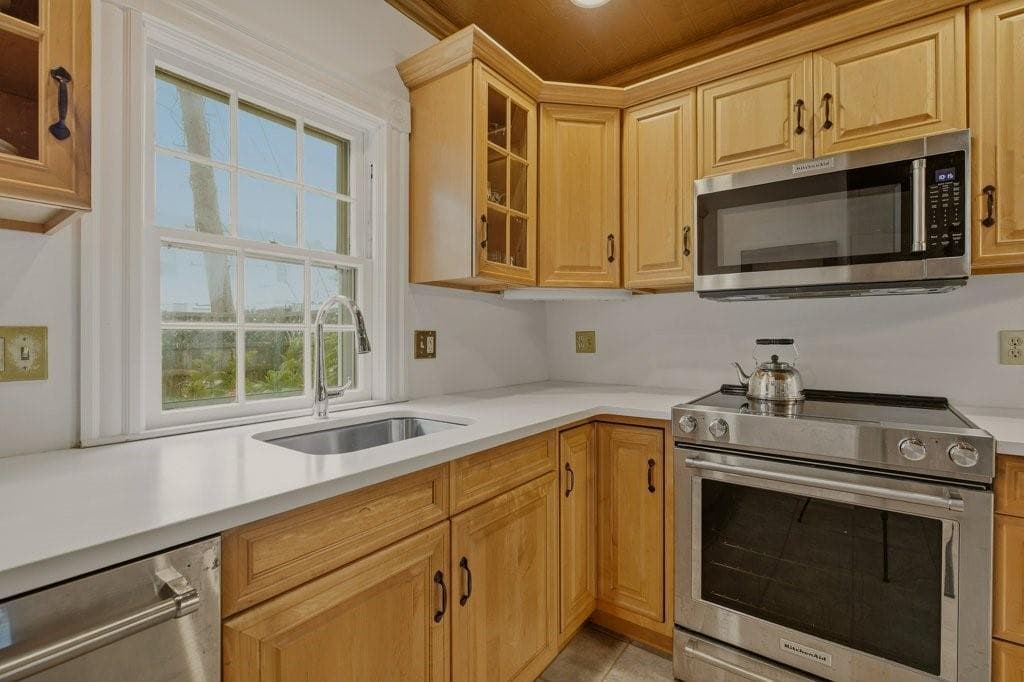 Single Family Residence at 14 Mann Avenue, Newport, photo 10 of 27