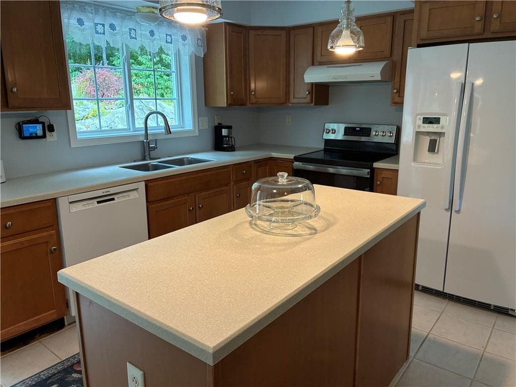 Single Family Residence at 322 Nate Whipple Highway, Cumberland, photo 18 of 50