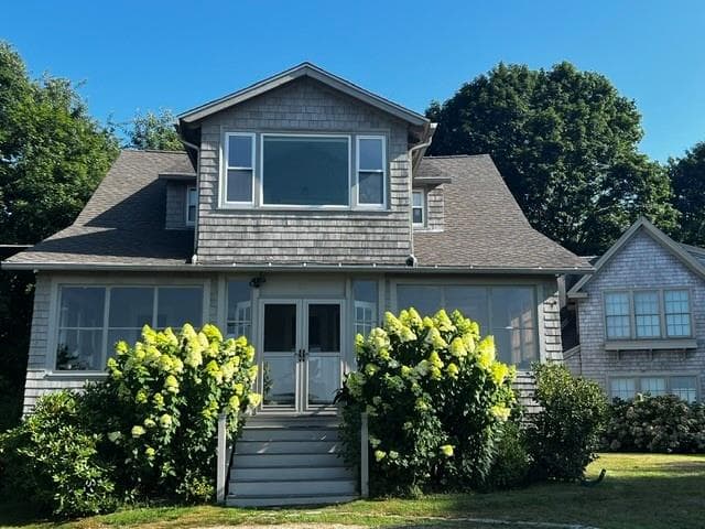 Single Family Residence at 31 Calvert Place, Jamestown, photo 3 of 42