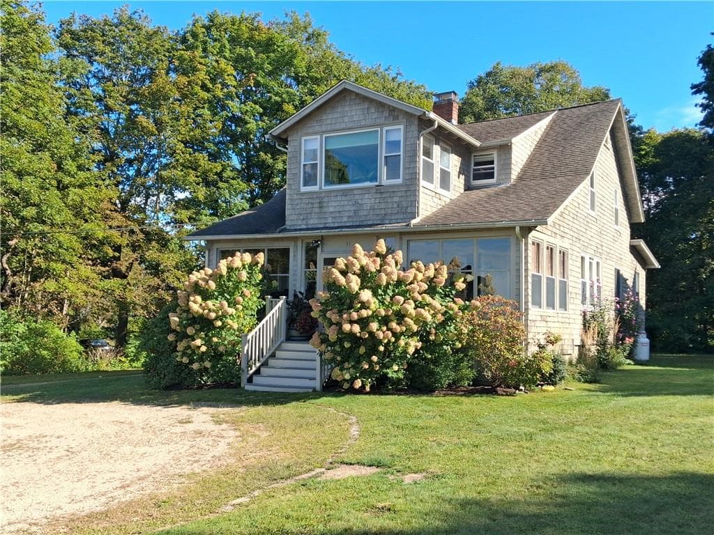 Single Family Residence at 31 Calvert Place, Jamestown, photo 4 of 42