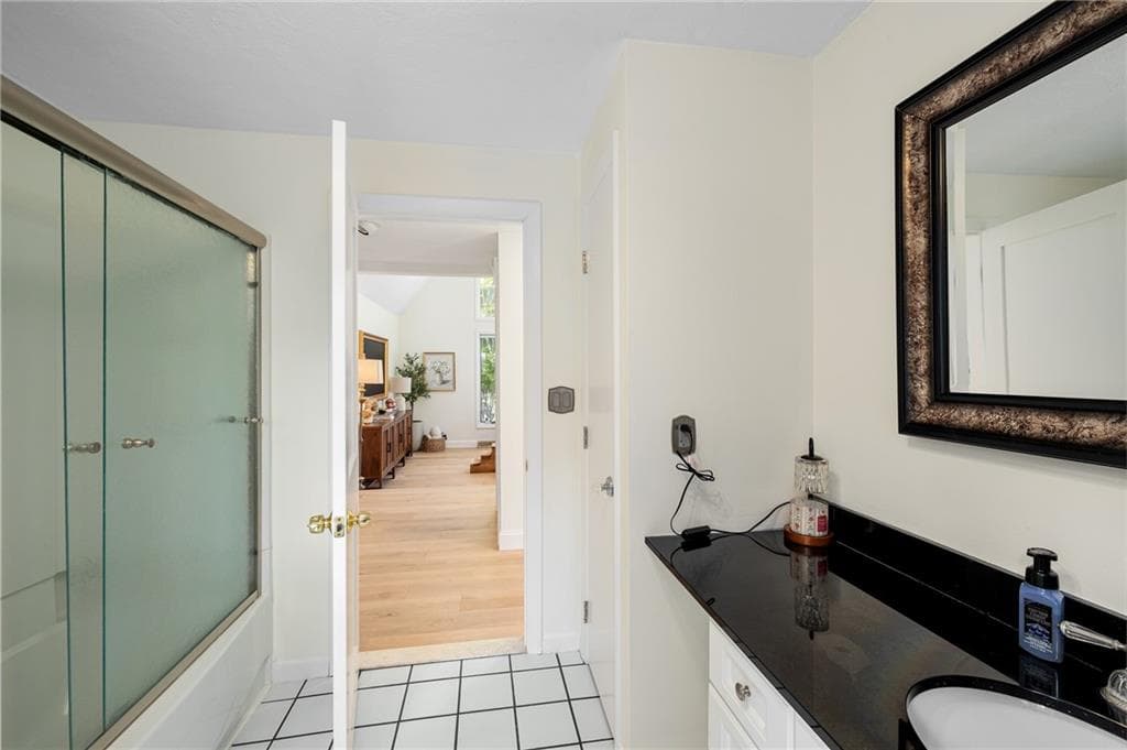 Single Family Residence at 40 Moosehorn Road, East Greenwich, photo 18 of 48