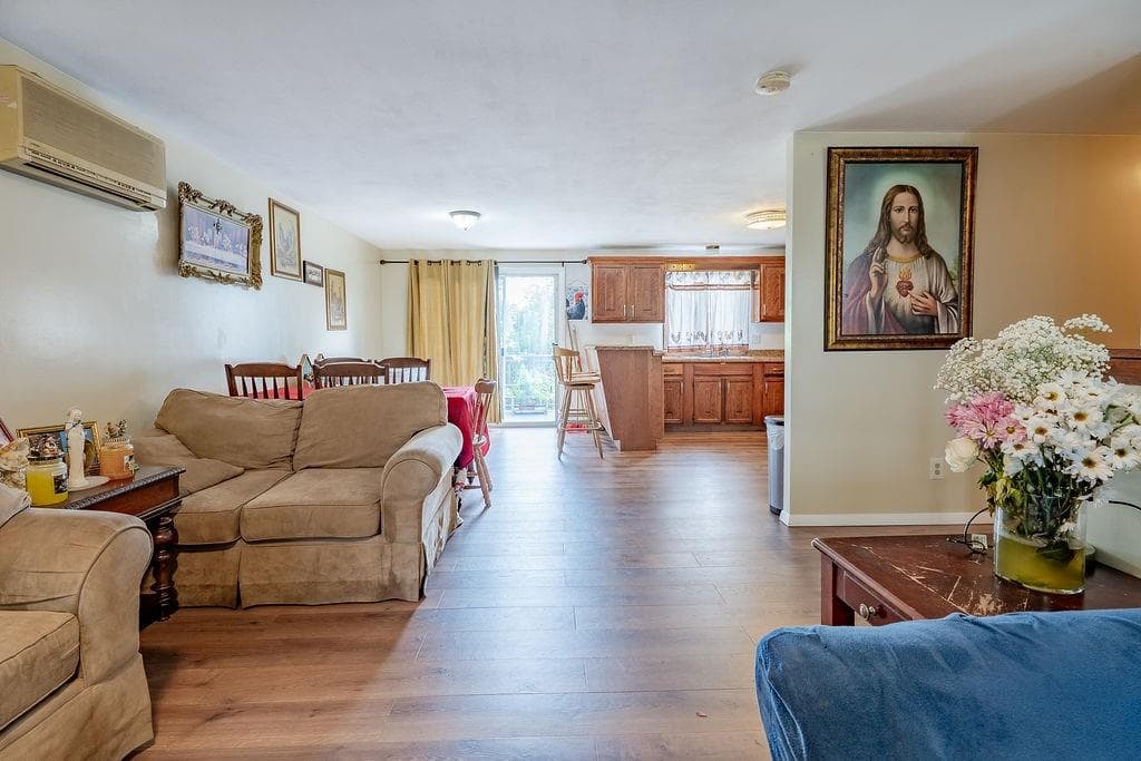 Single Family Residence at 81 Petteys Avenue, Providence, photo 7 of 27