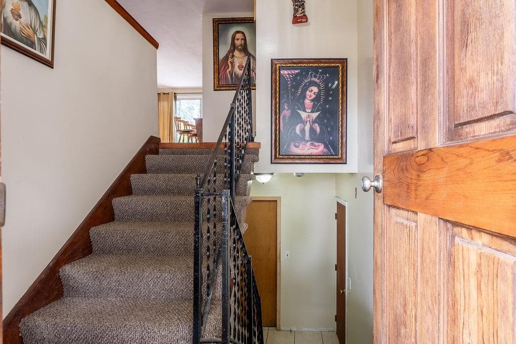Single Family Residence at 81 Petteys Avenue, Providence, photo 3 of 27