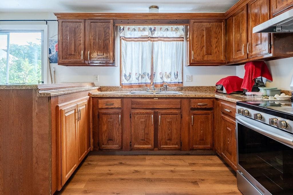 Single Family Residence at 81 Petteys Avenue, Providence, photo 9 of 27