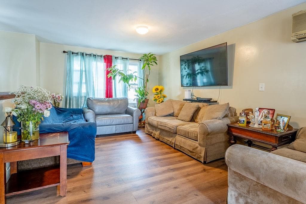 Single Family Residence at 81 Petteys Avenue, Providence, photo 4 of 27