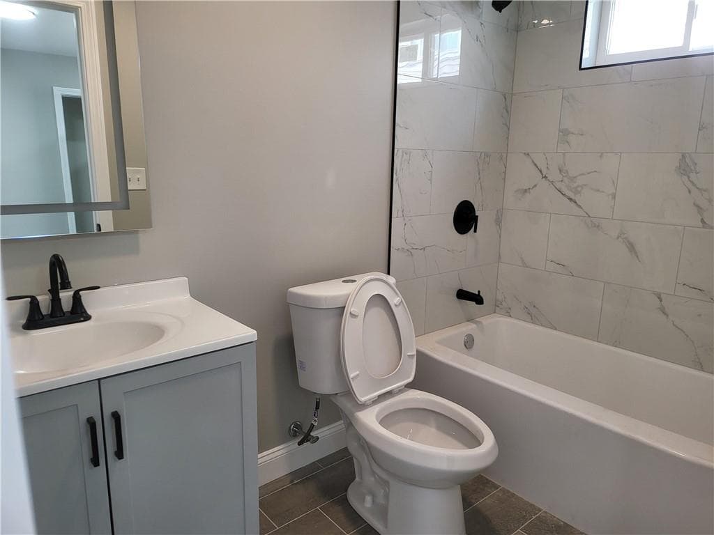 Multi Family at 729 Potters Avenue, Providence, photo 6 of 17