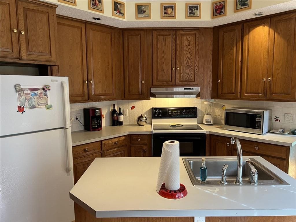 Single Family Residence at 37 Tamanaco Drive, Charlestown, photo 7 of 24