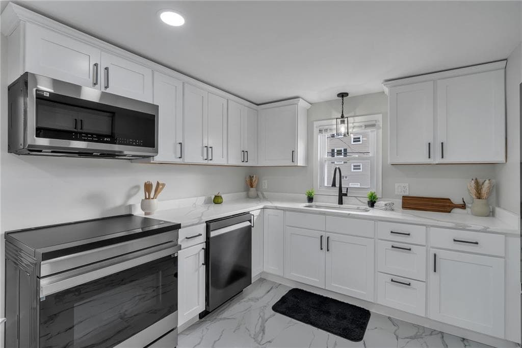 Single Family Residence at 546 Robinson Street, Woonsocket, photo 11 of 38