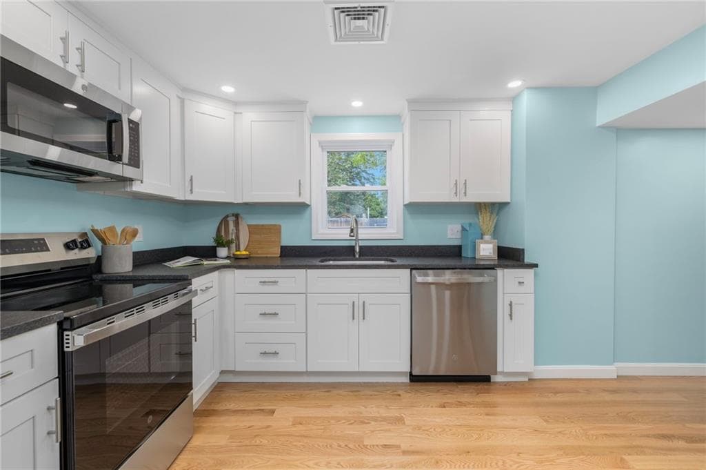 Single Family Residence at 34 Mount View Avenue, North Kingstown, photo 10 of 41