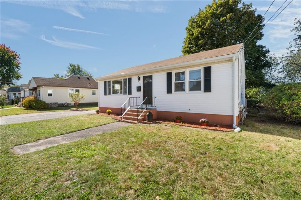 Single Family Residence at 437 Harrington Avenue, Warwick, photo 3 of 32