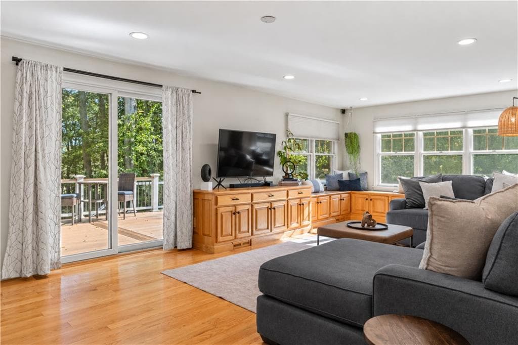 Single Family Residence at 10 Highbush Terrace, North Kingstown, photo 13 of 47