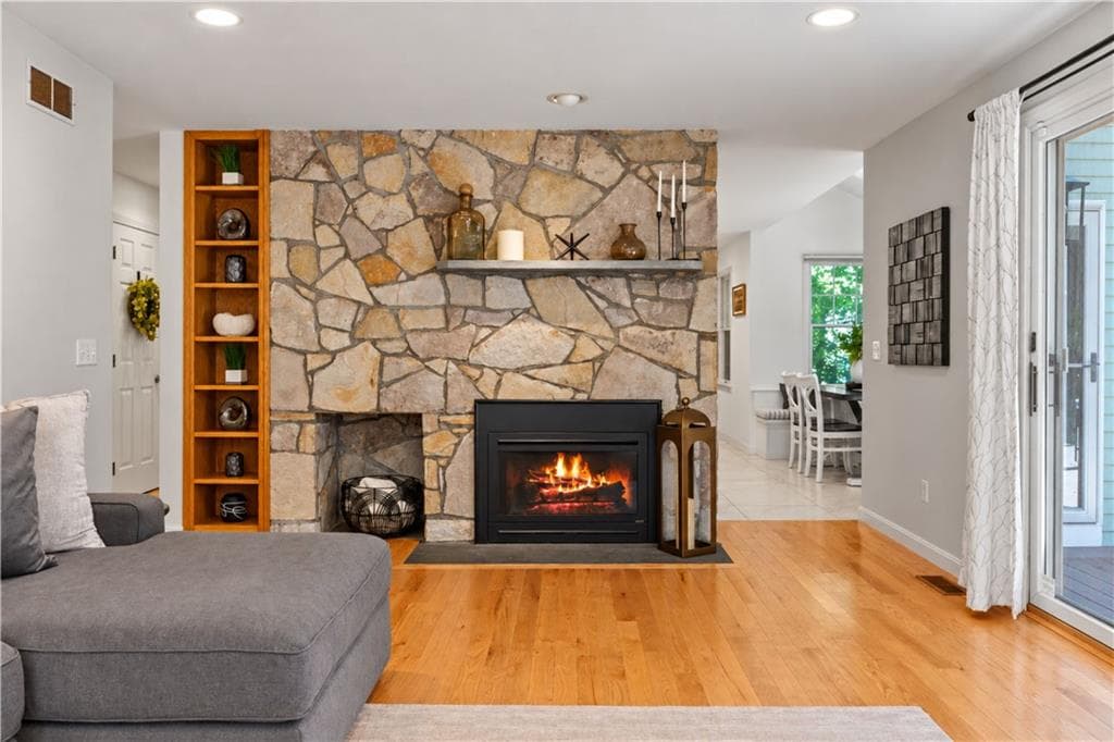 Single Family Residence at 10 Highbush Terrace, North Kingstown, photo 16 of 47