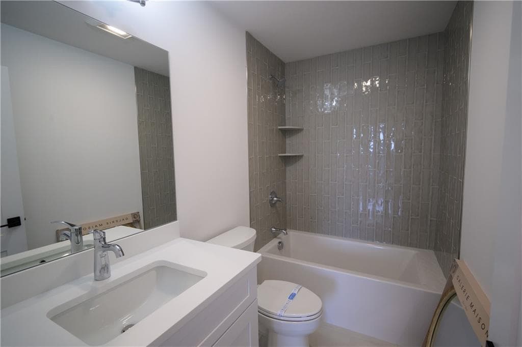 Single Family Residence at 30 Bunker Hill Crossing, Portsmouth, photo 9 of 12
