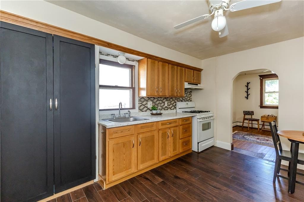 Single Family Residence at 107 Crescent View Avenue, East Providence, photo 7 of 30