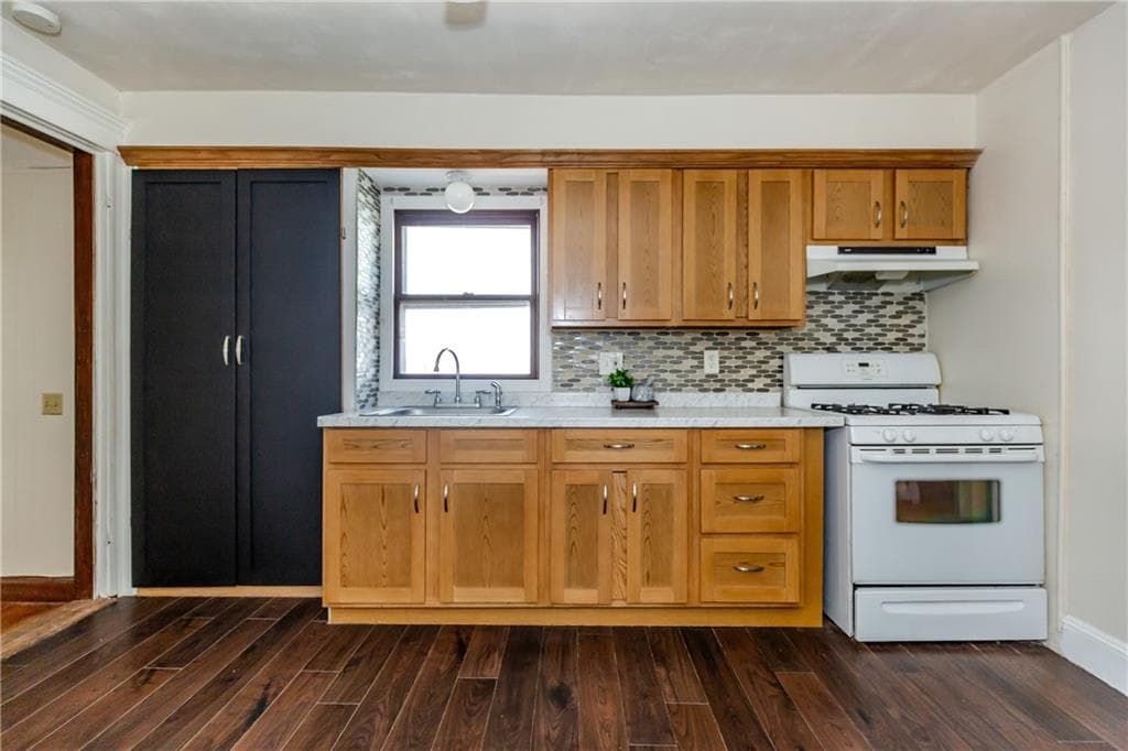 Single Family Residence at 107 Crescent View Avenue, East Providence, photo 9 of 30