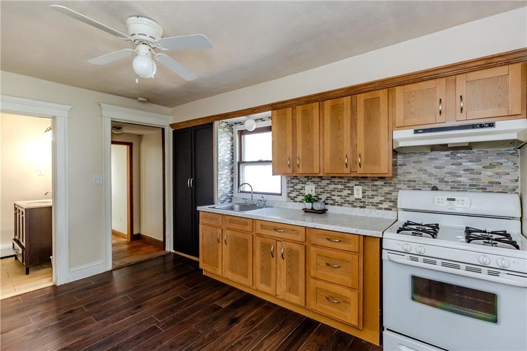 Single Family Residence at 107 Crescent View Avenue, East Providence, photo 10 of 30