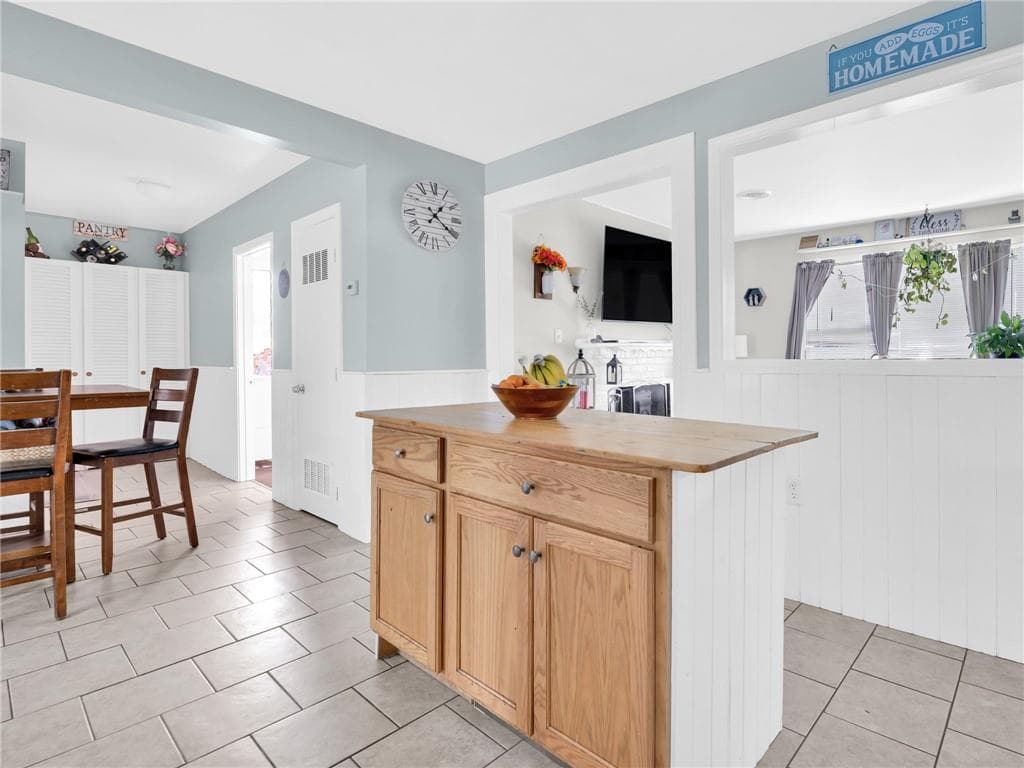 Single Family Residence at 126 Vernon Street, Warwick, photo 5 of 33