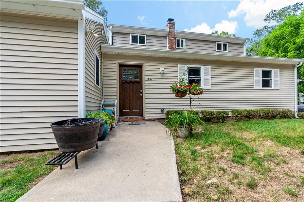 Single Family Residence at 44 MAXWELL Drive, North Kingstown, photo 11 of 19