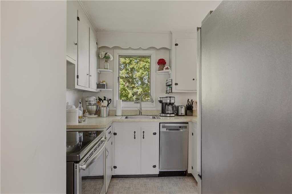 Single Family Residence at 31 REDWOOD Road, Portsmouth, photo 15 of 50
