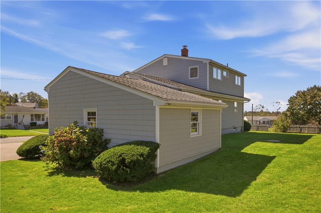 Single Family Residence at 31 REDWOOD Road, Portsmouth, photo 4 of 50