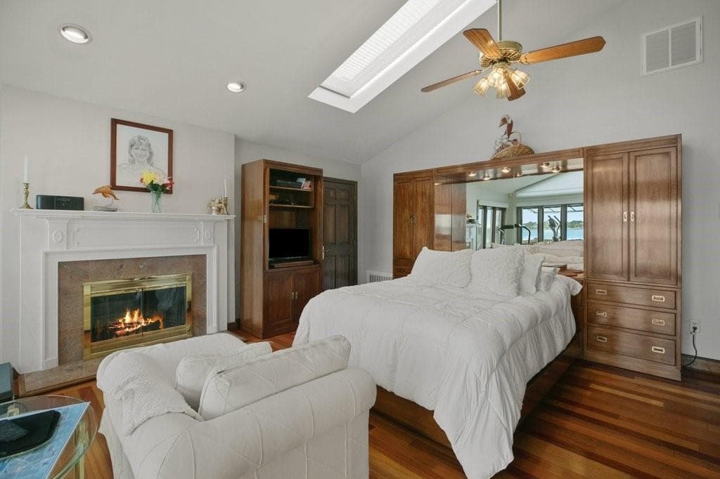 Single Family Residence at 68 Seaview Avenue N, Swansea, photo 19 of 37