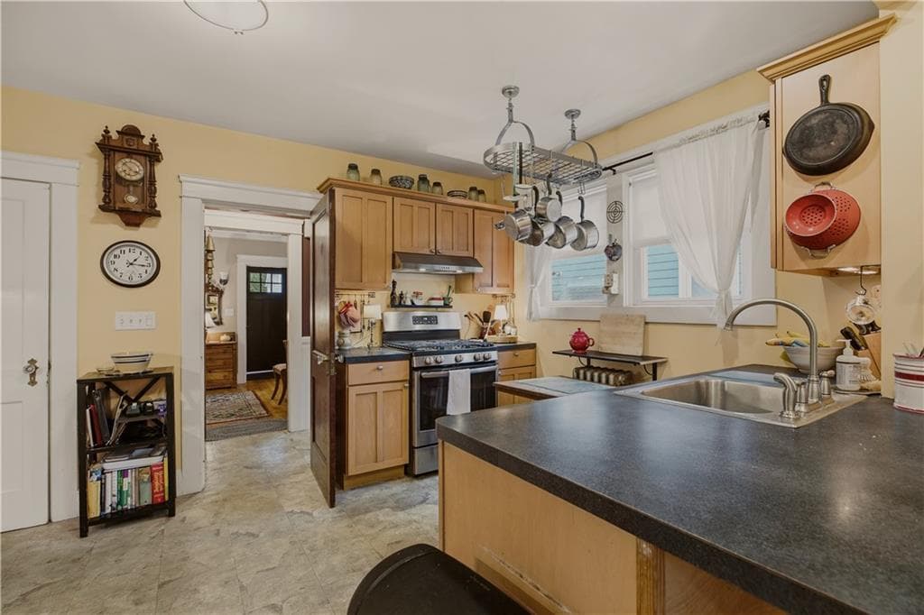 Single Family Residence at 120 Bay View Avenue, Cranston, photo 23 of 50