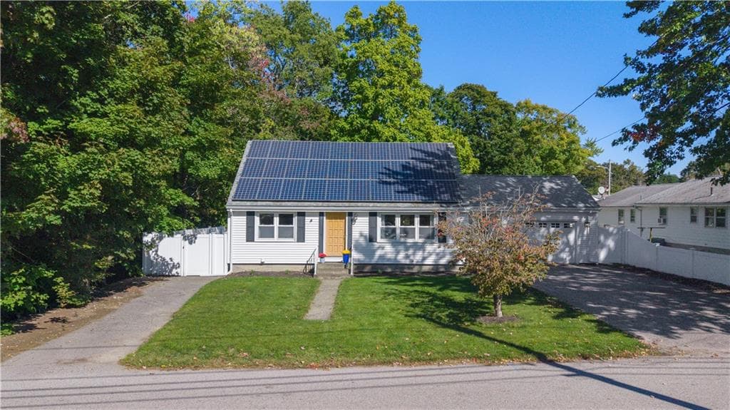 Single Family Residence at 20 Kinnicutt Avenue, Warren, photo 2 of 45