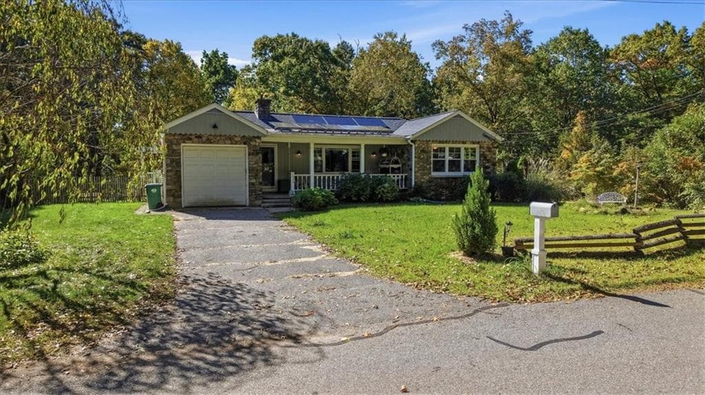 Single Family Residence at 131 Henry Street, Uxbridge, photo 4 of 35