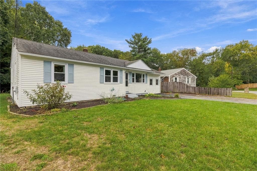 Single Family Residence at 11 Dupont Circle, North Kingstown, photo 2 of 44