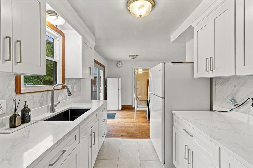 Single Family Residence at 11 Dupont Circle, North Kingstown, photo 12 of 44
