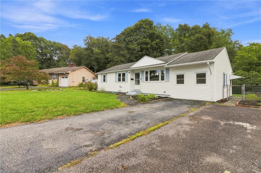 Single Family Residence at 11 Dupont Circle, North Kingstown, photo 3 of 44