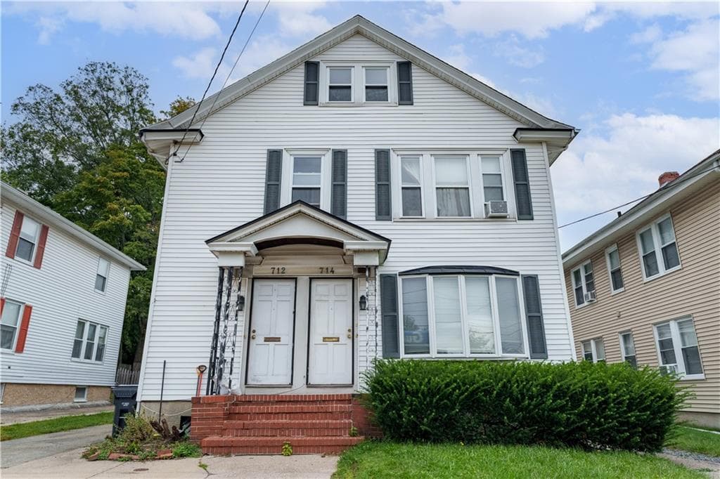 Multi Family at 712 714 East Avenue, Pawtucket, photo 2 of 33