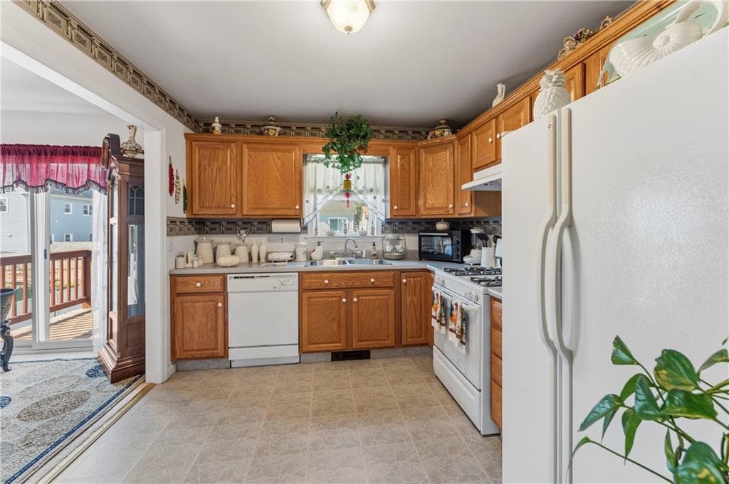 Single Family Residence at 123 Acushnet Avenue, New Bedford, photo 11 of 43