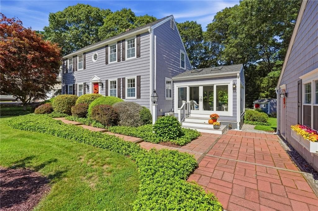 Single Family Residence at 136 Briarwood Drive, South Kingstown, photo 2 of 43