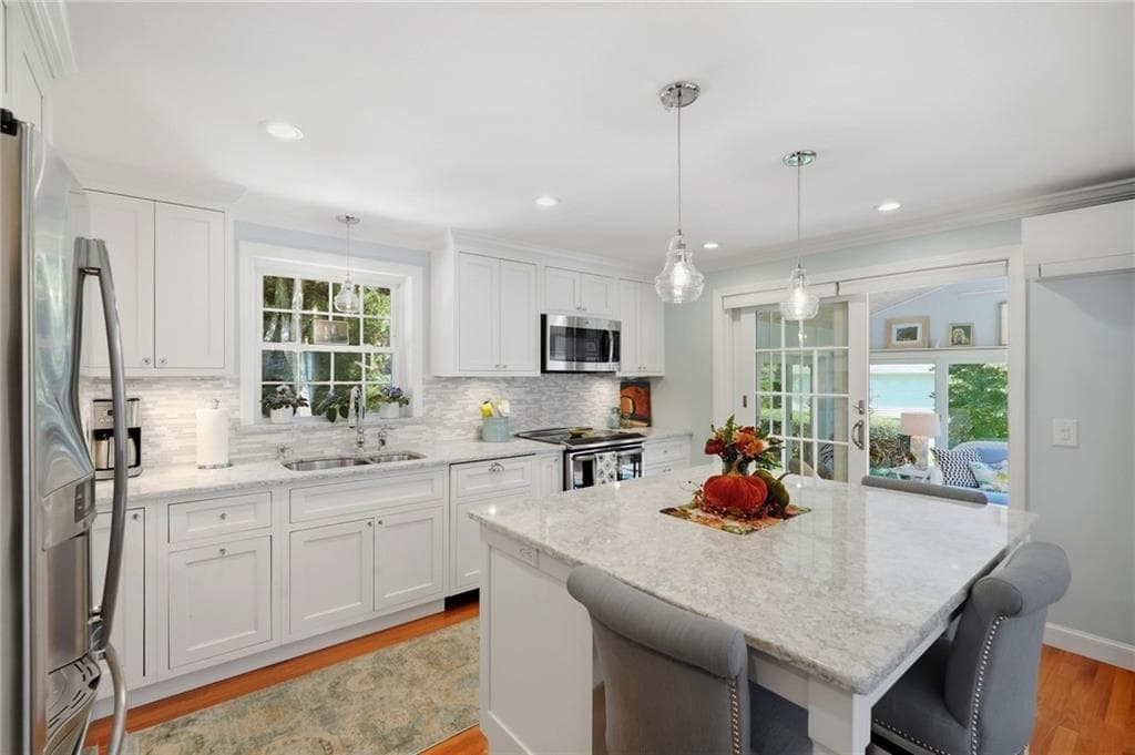 Single Family Residence at 136 Briarwood Drive, South Kingstown, photo 7 of 43