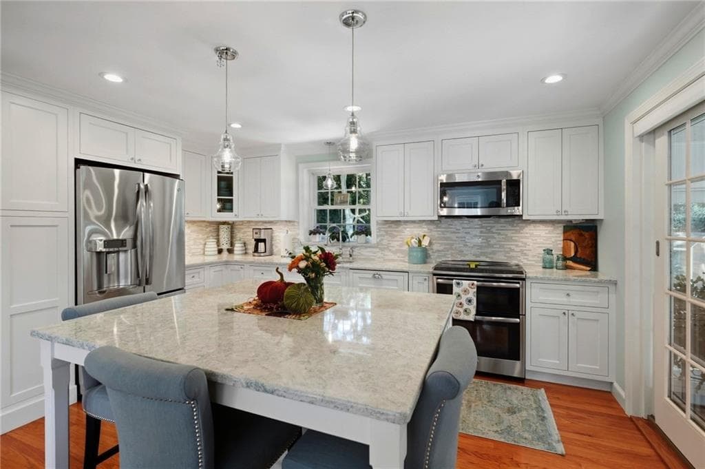 Single Family Residence at 136 Briarwood Drive, South Kingstown, photo 4 of 43