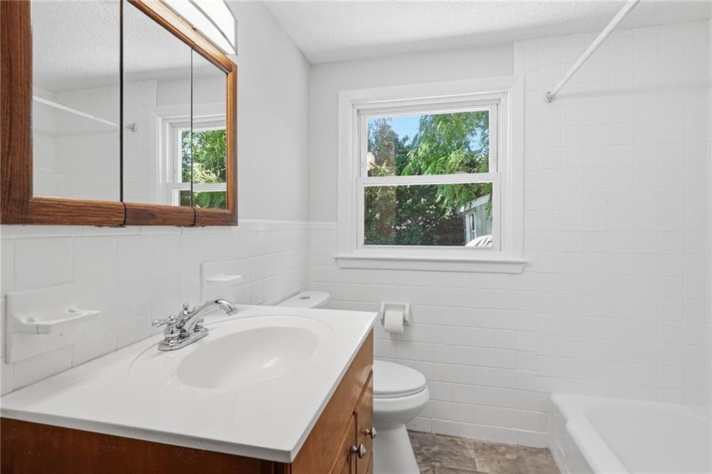 Single Family Residence at 73 Pequot Trail, East Greenwich, photo 17 of 35