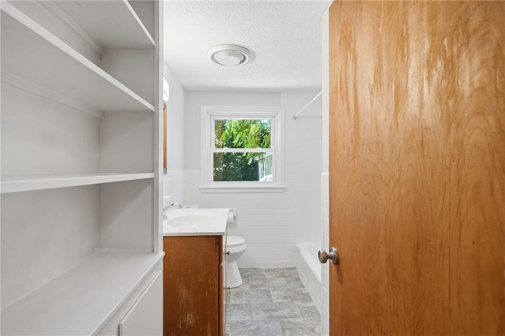 Single Family Residence at 73 Pequot Trail, East Greenwich, photo 16 of 35
