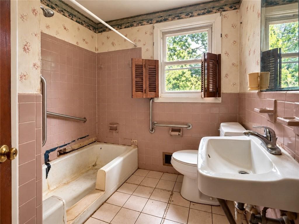 Single Family Residence at 89 Cushing Road, Warwick, photo 10 of 16