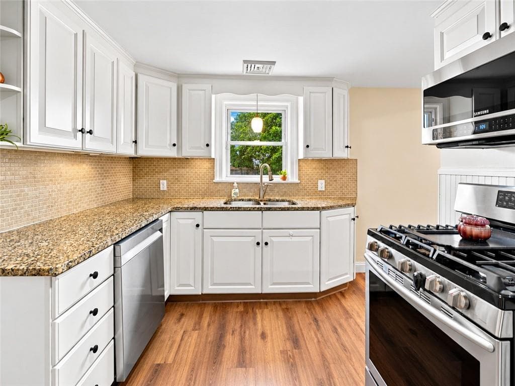 Single Family Residence at 329 Maple Street, Warwick, photo 8 of 32