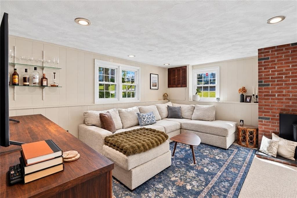 Single Family Residence at 32 San Miguel Drive, Bristol, photo 23 of 40