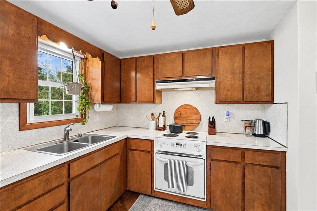 Single Family Residence at 32 San Miguel Drive, Bristol, photo 11 of 40